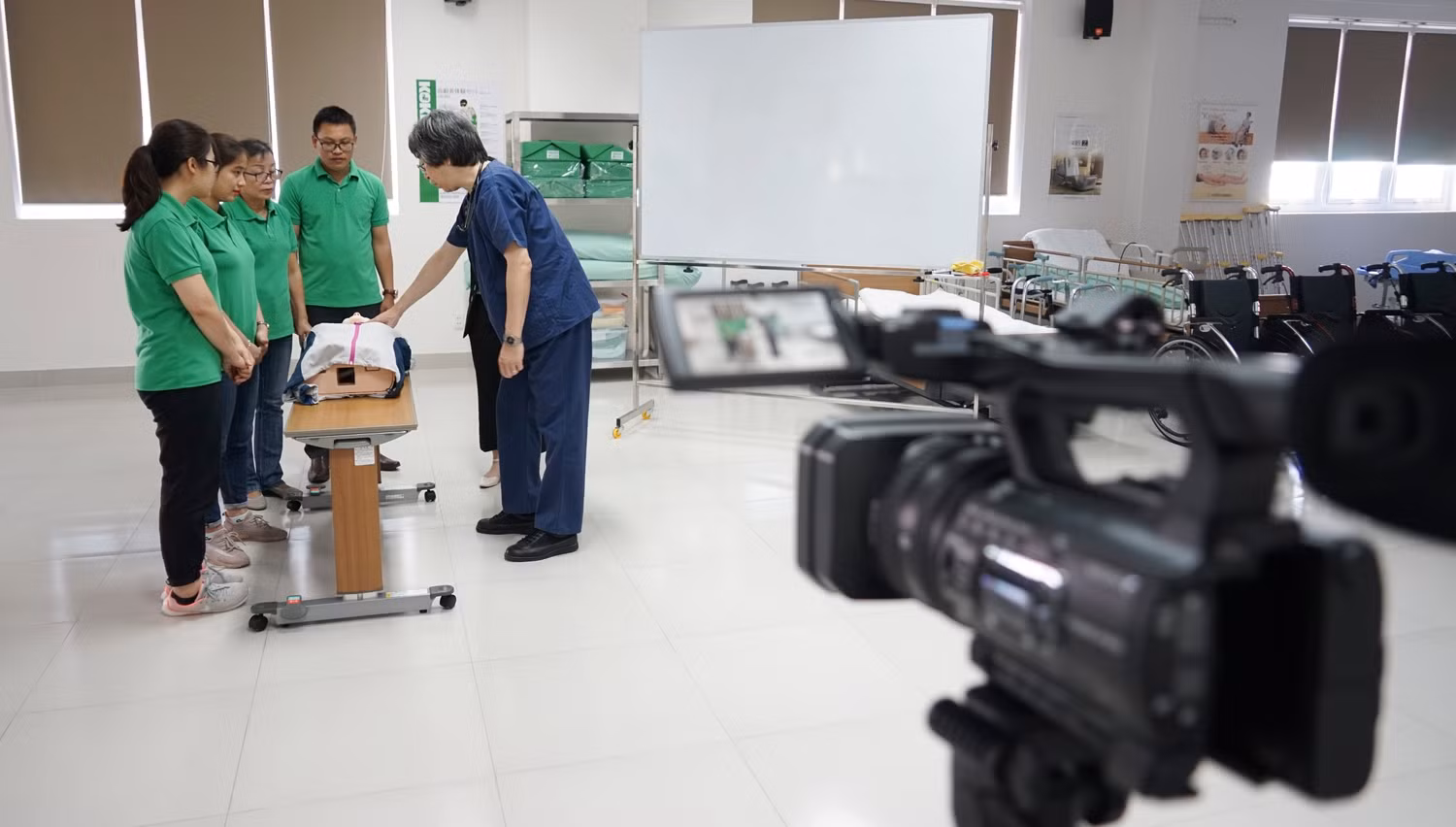 Chuyên gia Nhật Bản giảng dạy trực tuyến cho sinh viên trong mùa dịch Covid-19. Ảnh: AN