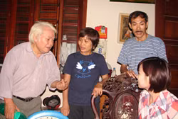 Người dân tìm tời nhà TS.Khải nhờ hướng dẫn sử dụng Anolyt Người dân tìm tời nhà TS.Khải nhờ hướng dẫn sử dụng Anolyt