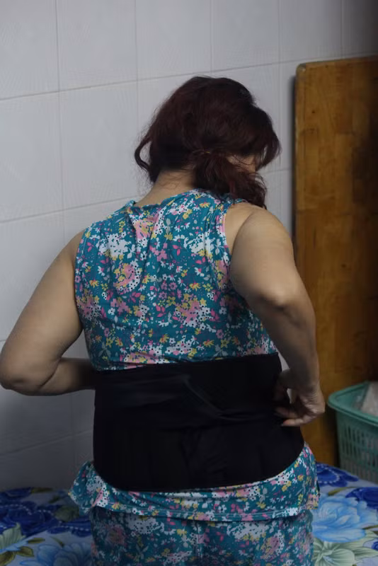 Nghệ sĩ Hoàng Lan lủi thủi trong phòng riêng. Nghệ sĩ Hoàng Lan lủi thủi trong phòng riêng.