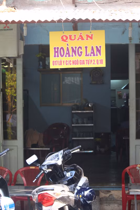 Quán cafe nhỏ của em gái nghệ sĩ Hoàng Lan tại chung cư Ngô Gia Tự, hàng ngày nơi đây khá vắng khách. Quán cafe nhỏ của em gái nghệ sĩ Hoàng Lan tại chung cư Ngô Gia Tự, hàng ngày nơi đây khá vắng khách.