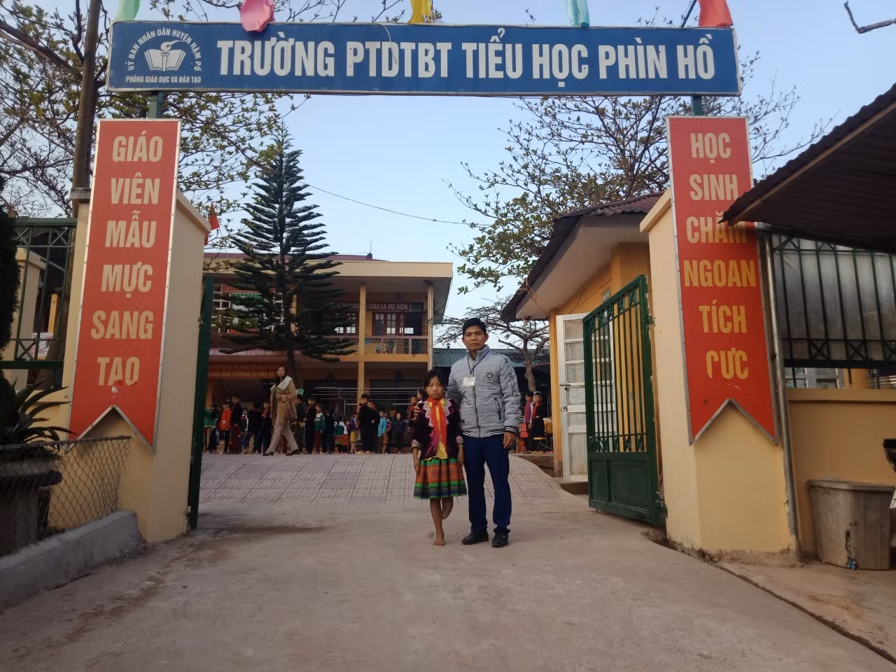 Thào Thị Sấu bên thầy giáo Mỹ thuật của mình. Ảnh: LC