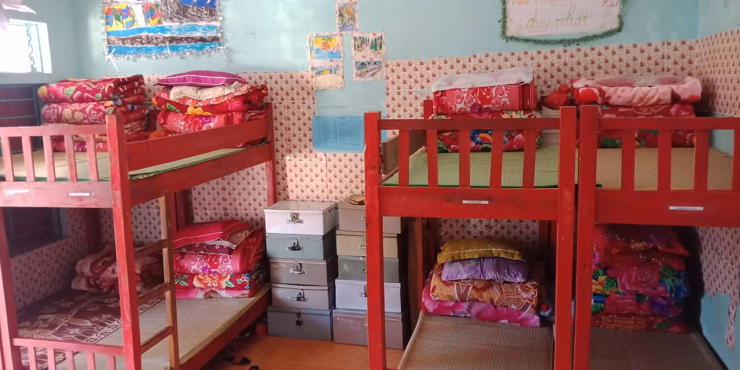 Không gian bán trú của các em đủ chăn ấm, gối êm. Không gian bán trú của các em đủ chăn ấm, gối êm.