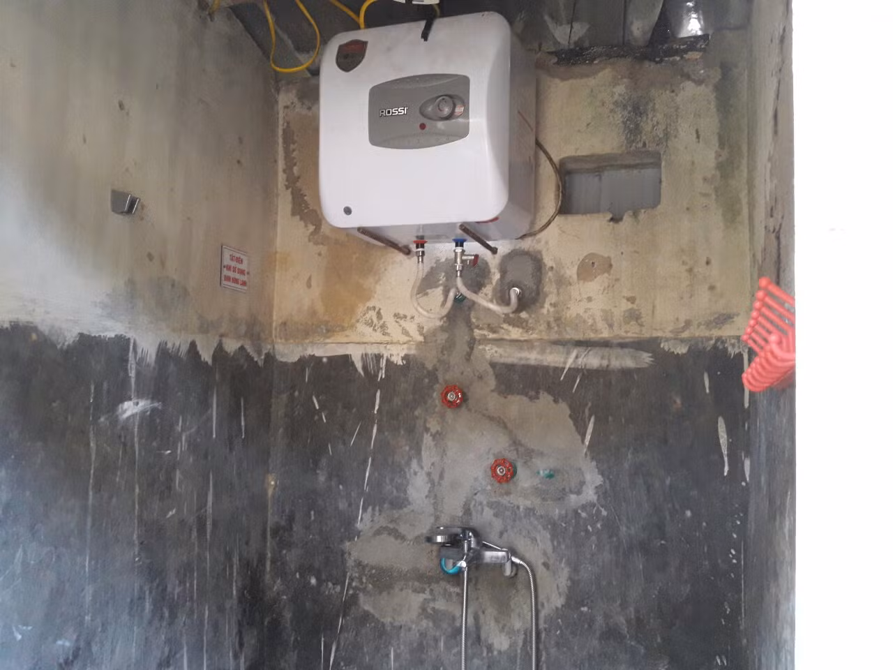 Bình nóng lạnh cũng đã được chuẩn bị đủ đảm bảo cho học sinh có nước tắm, sinh hoạt đầy đủ. Bình nóng lạnh cũng đã được chuẩn bị đủ đảm bảo cho học sinh có nước tắm, sinh hoạt đầy đủ.
