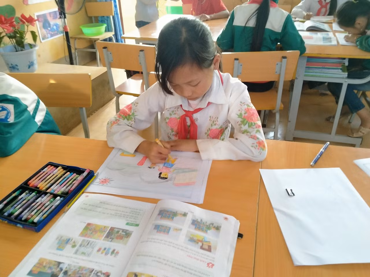 Thào Thị Sấu gửi gắm ước mơ trong những bức tranh vẽ đầu đời. Ảnh: LC