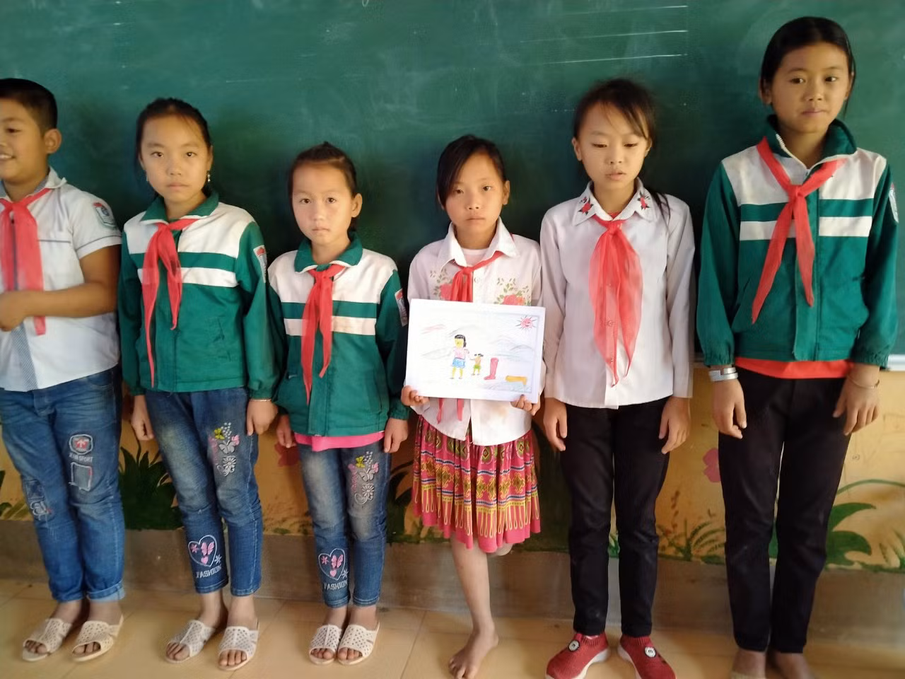 Thào Thị Sấu và bạn bè cùng lớp, nghị lực của Sấu khiến các bạn rất quý mến và cảm phục Sấu. Ảnh:LC