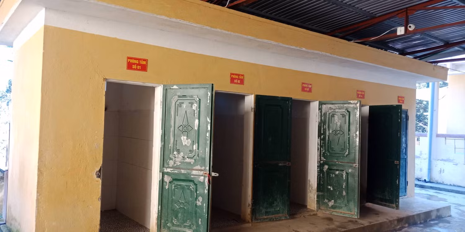 Các phòng tắm của trường đều được lắp đủ tiêu chuẩn đảm bảo có đủ nóng, lạnh Các phòng tắm của trường đều được lắp đủ tiêu chuẩn đảm bảo có đủ nóng, lạnh