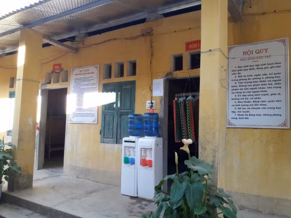 Các bình nước nóng, lạnh đã được nhà trường chuẩn bị đảm bảo đủ nước ấm cho các em học sinh bán trú. Các bình nước nóng, lạnh đã được nhà trường chuẩn bị đảm bảo đủ nước ấm cho các em học sinh bán trú.