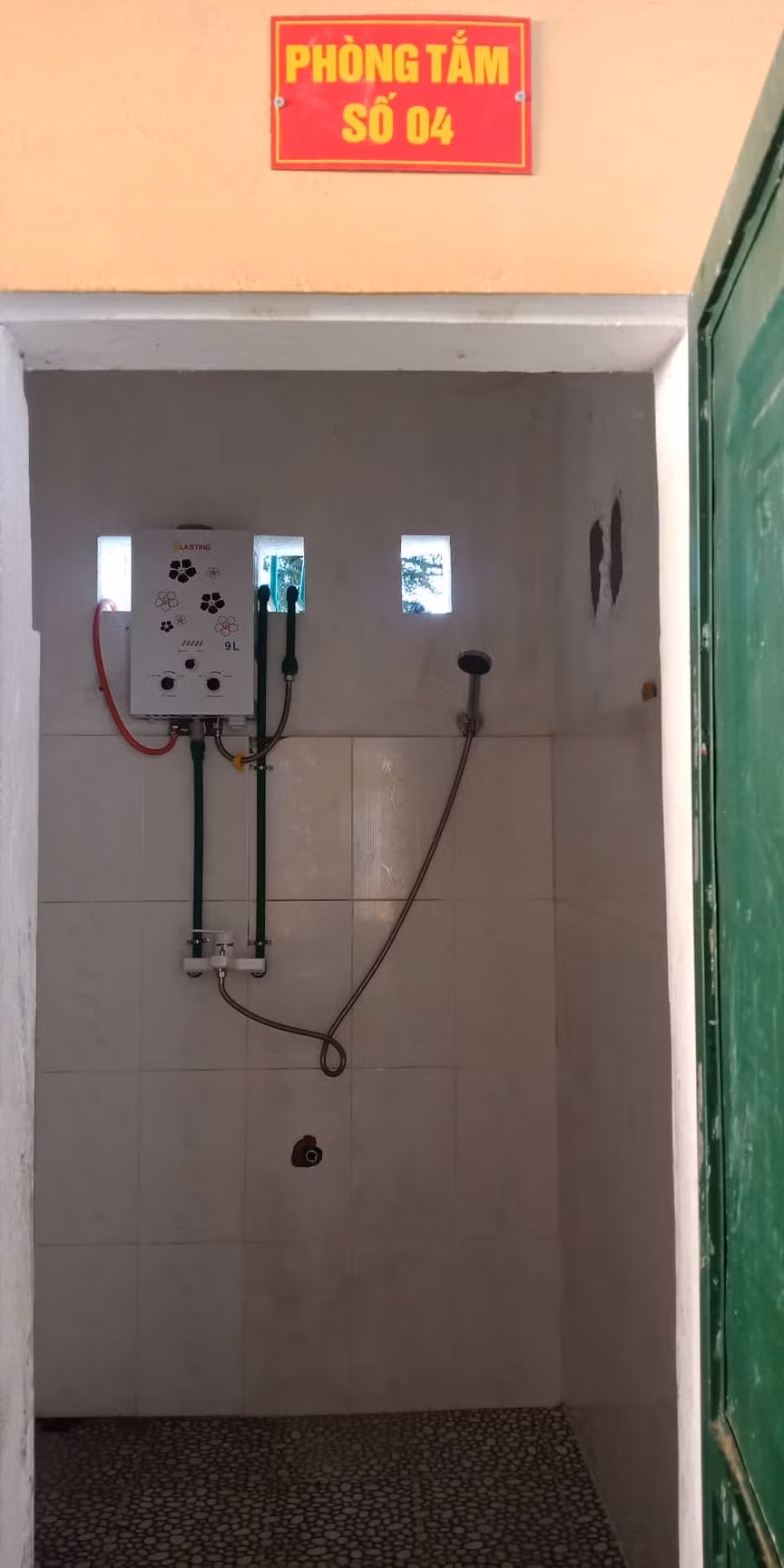 Các phòng tắm được đảm bảo đủ nóng, lạnh để các em sinh hoạt. Các phòng tắm được đảm bảo đủ nóng, lạnh để các em sinh hoạt.