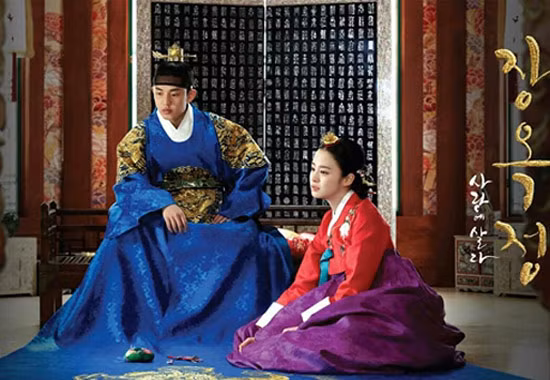 Jang Ok Jung của Kim Tae Hee và hoàng đế Suk Jong của Yoo Ah In trong phim. Jang Ok Jung của Kim Tae Hee và hoàng đế Suk Jong của Yoo Ah In trong phim.