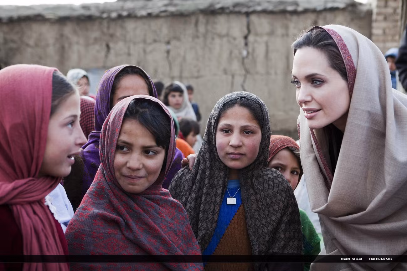 Angelina Jolie thăm hỏi các em gái ở Aghanistan. Angelina Jolie thăm hỏi các em gái ở Aghanistan.