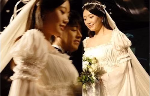 Ryu Si Won trong lễ kết hôn với vợ Jo Soo In năm 2010. Ryu Si Won trong lễ kết hôn với vợ Jo Soo In năm 2010.