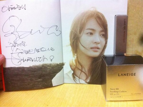 Một tấm thiệp Song Hye Kyo dành gửi tặng nhân viên đoàn phim.