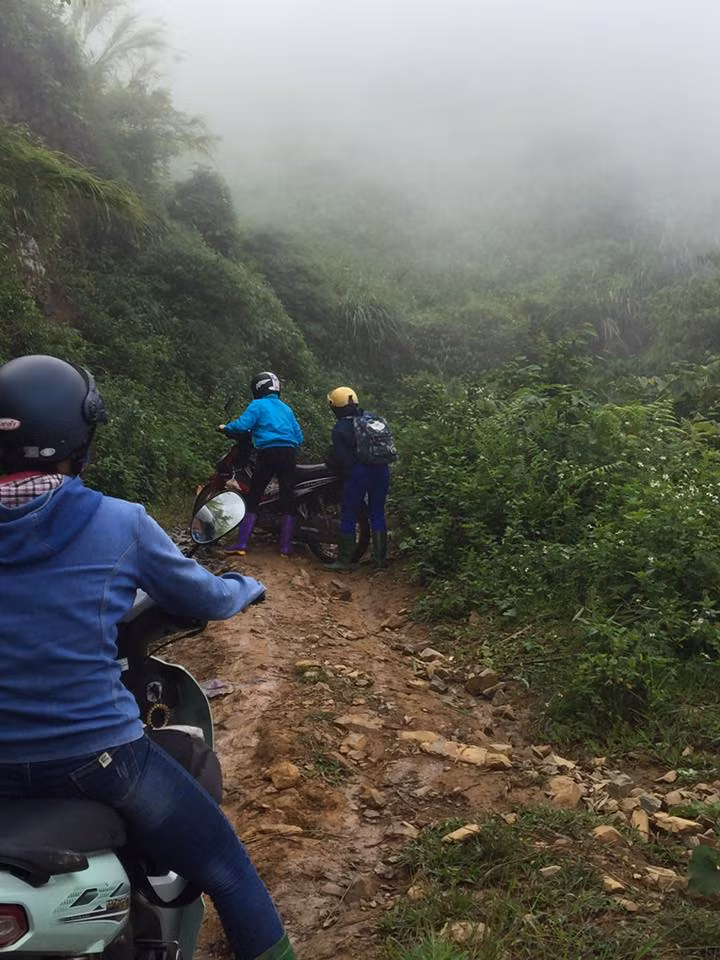 Ngay từ sớm tinh mơ, khi sương mờ còn phu phủ những triền đồi, các thầy cô giáo đã bắt đầu cuộc hành trình gieo chữ của mình. (Ảnh:LC) Ngay từ sớm tinh mơ, khi sương mờ còn phu phủ những triền đồi, các thầy cô giáo đã bắt đầu cuộc hành trình gieo chữ của mình. (Ảnh:LC)