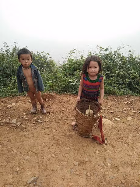 Những đứa trẻ lớn lên như những hòn đất giữa cao nguyên, chúng chờ con chữ, lời ca từ các cô giáo cắm bản. (Ảnh: LC) Những đứa trẻ lớn lên như những hòn đất giữa cao nguyên, chúng chờ con chữ, lời ca từ các cô giáo cắm bản. (Ảnh: LC)