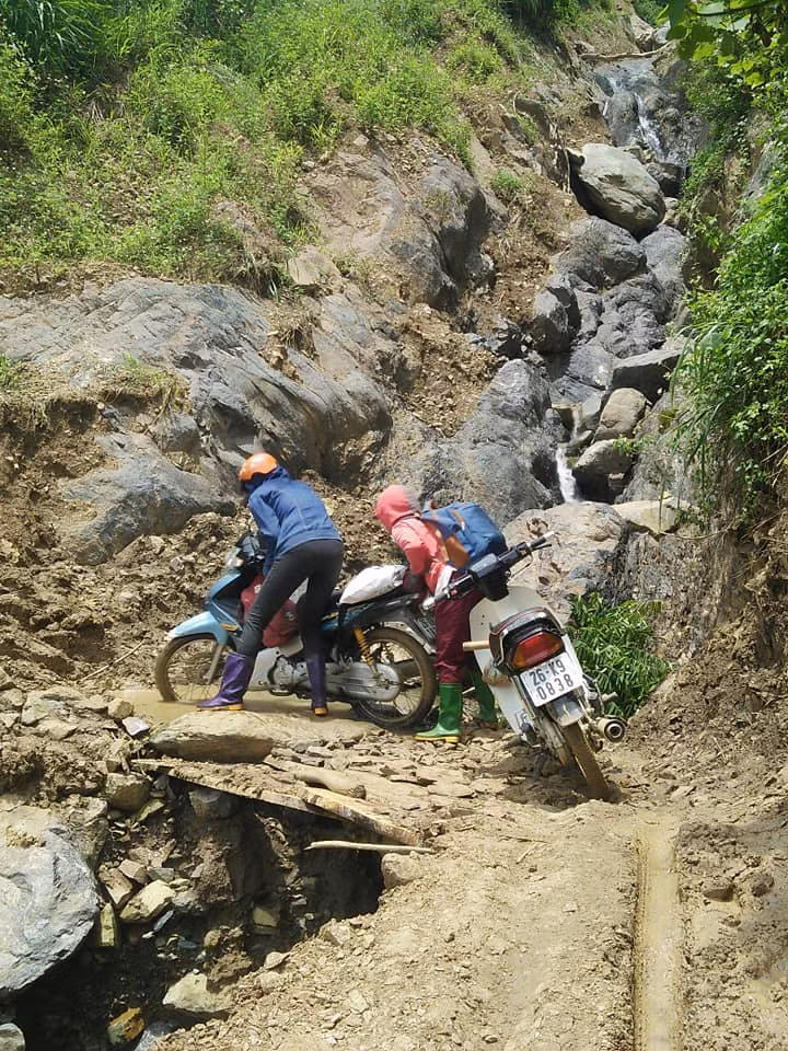 Những khúc cua hẹp, đầy nguy hiểm mà các thầy cô phải vượt qua. (Ảnh: LC) Những khúc cua hẹp, đầy nguy hiểm mà các thầy cô phải vượt qua. (Ảnh: LC)