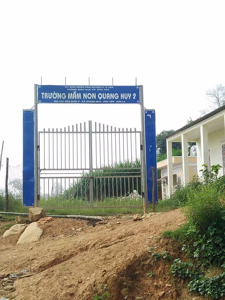 Trường Mầm non Quang Huy 2 (Xã Quang Huy, Huyện Phù Yên, Tỉnh Sơn La) là một trong những điểm trường vùng khó. Sau tháng nghỉ hè, các thầy cô giáo đến điểm trưởng lao động, dọn dẹp chuẩn bị cảnh quan cho năm học mới. Chỉ vài ngày nữa thôi tại điểm trường lại ê a tiếng hát, tiếng cười của học trò giữa vùng cao nguyên phủ sương mờ. (Ảnh: LC) Trường Mầm non Quang Huy 2 (Xã Quang Huy, Huyện Phù Yên, Tỉnh Sơn La) là một trong những điểm trường vùng khó. Sau tháng nghỉ hè, các thầy cô giáo đến điểm trưởng lao động, dọn dẹp chuẩn bị cảnh quan cho năm học mới. Chỉ vài ngày nữa thôi tại điểm trường lại ê a tiếng hát, tiếng cười của học trò giữa vùng cao nguyên phủ sương mờ. (Ảnh: LC)