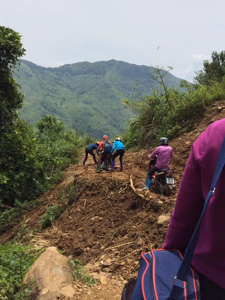 Mùa mưa, đường vào bản Suối Ó bị đất đá che lấp hoàn toàn, để đến đường với trường, các cô vừa đi vừa mở đường lại từ đầu. (Ảnh:LC) Mùa mưa, đường vào bản Suối Ó bị đất đá che lấp hoàn toàn, để đến đường với trường, các cô vừa đi vừa mở đường lại từ đầu. (Ảnh:LC)