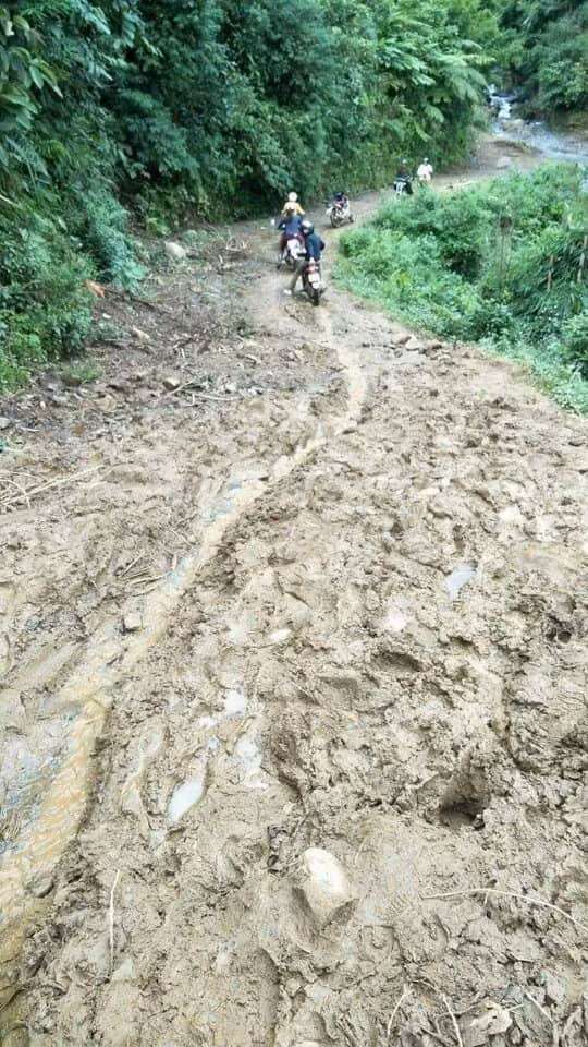Trèo đèo, lội suối vẫn còn chưa vất vả bằng những quãng đường sình lầy. Đây thực sự là ác mộng với các thầy cô giáo. (Ảnh: LC) Trèo đèo, lội suối vẫn còn chưa vất vả bằng những quãng đường sình lầy. Đây thực sự là ác mộng với các thầy cô giáo. (Ảnh: LC)