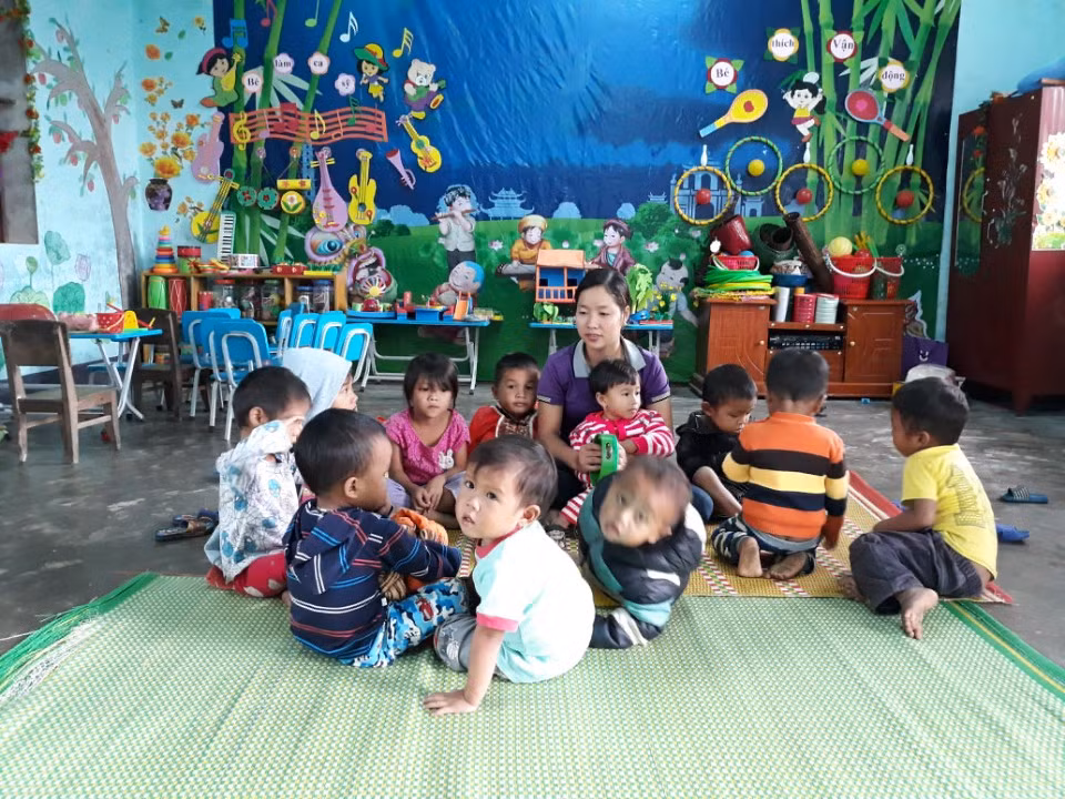 Dẫu còn khó khăn nhưng nhờ sự nỗ lực của hai người mẹ hền, các lớp học của người dân tộc Chứt tại Hương Liên vẫn đủ đầy như bao lớp học khác. Dẫu còn khó khăn nhưng nhờ sự nỗ lực của hai người mẹ hền, các lớp học của người dân tộc Chứt tại Hương Liên vẫn đủ đầy như bao lớp học khác.