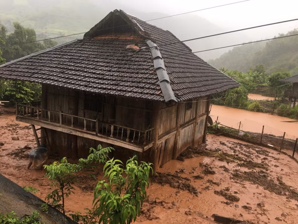 Hơn 40 nhà dân bị ngập lụt, trong đó 1 ngôi nhà bị lũ cuốn trôi hoàn toàn. (Ảnh: CTV)