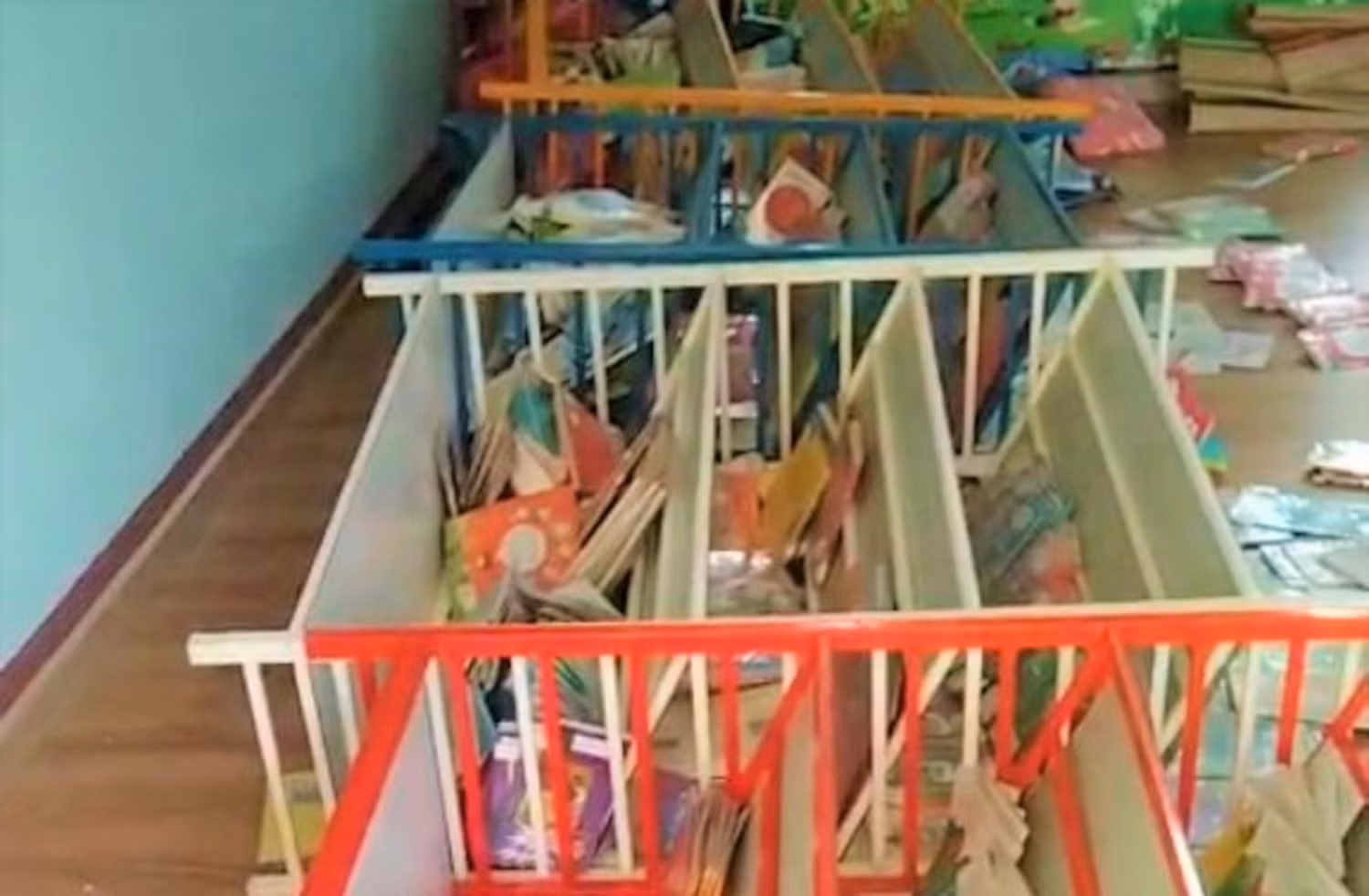 Nhiều kệ sách, vở bài tập của học sinh cũng bị phá hoại. Ảnh: CTV Nhiều kệ sách, vở bài tập của học sinh cũng bị phá hoại. Ảnh: CTV