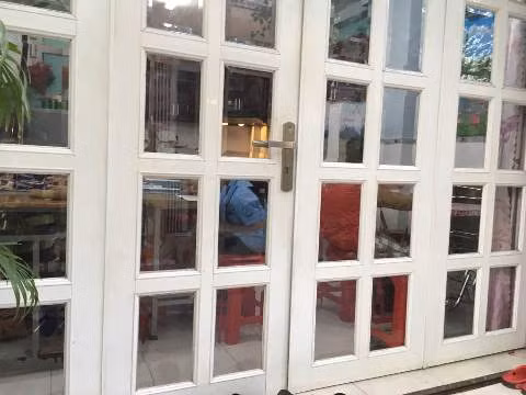 Qua lớp cửa cũng có thể dễ dàng thấy học sinh tiểu học đang học thêm (ảnh chụp ở số nhà 86/60) Qua lớp cửa cũng có thể dễ dàng thấy học sinh tiểu học đang học thêm (ảnh chụp ở số nhà 86/60)
