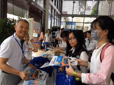 Hiệu phó điều hành trường - thầy Trương Nguyện Thành trao quà cho học sinh tham gia ngày hội (ảnh: P.L)