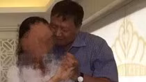 Thêm nhiều hình ảnh nhạy cảm nghi của Hiệu trưởng với học viên cao học ảnh 4 Thêm nhiều hình ảnh nhạy cảm nghi của Hiệu trưởng với học viên cao học ảnh 4