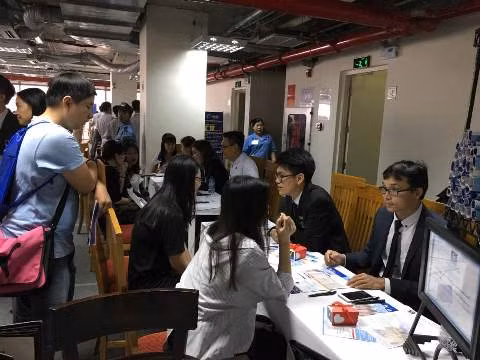 Học sinh được tư vấn ngành nghề ngay tại ngày hội tư vấn tuyển sinh của Trường Hoa Sen (ảnh: P.L)
