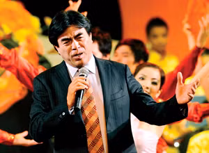 Chiếc khăn rơi qua tiếng hát NSND Trung Đức.
