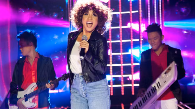 Ca sĩ Mỹ Linh, thành viên ban giám khảo của Gương mặt thân quen cũng hóa thân thành nữ da màu Janet Jackson.