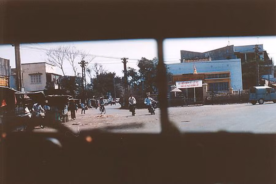 Sài Gòn 1968-1969 - Trụ sở Hội đồng xã Thạnh Mỹ Tây, Thị Nghè, ngã 3 Nguyễn Văn Lạc - Hùng Vương - Thị Nghè. Nay là ngã 3 Nguyễn Văn Lạc-Xô Viết Nghệ Tĩnh. Sài Gòn 1968-1969 - Trụ sở Hội đồng xã Thạnh Mỹ Tây, Thị Nghè, ngã 3 Nguyễn Văn Lạc - Hùng Vương - Thị Nghè. Nay là ngã 3 Nguyễn Văn Lạc-Xô Viết Nghệ Tĩnh.