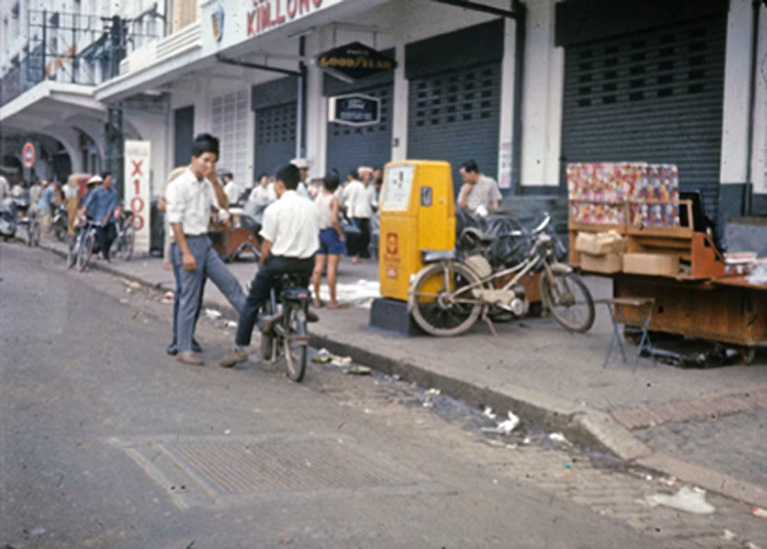 Chợ trời ở Sài Gòn. Bộ sưu tập ảnh của. Darryl Henley. Chợ trời ở Sài Gòn. Bộ sưu tập ảnh của. Darryl Henley.