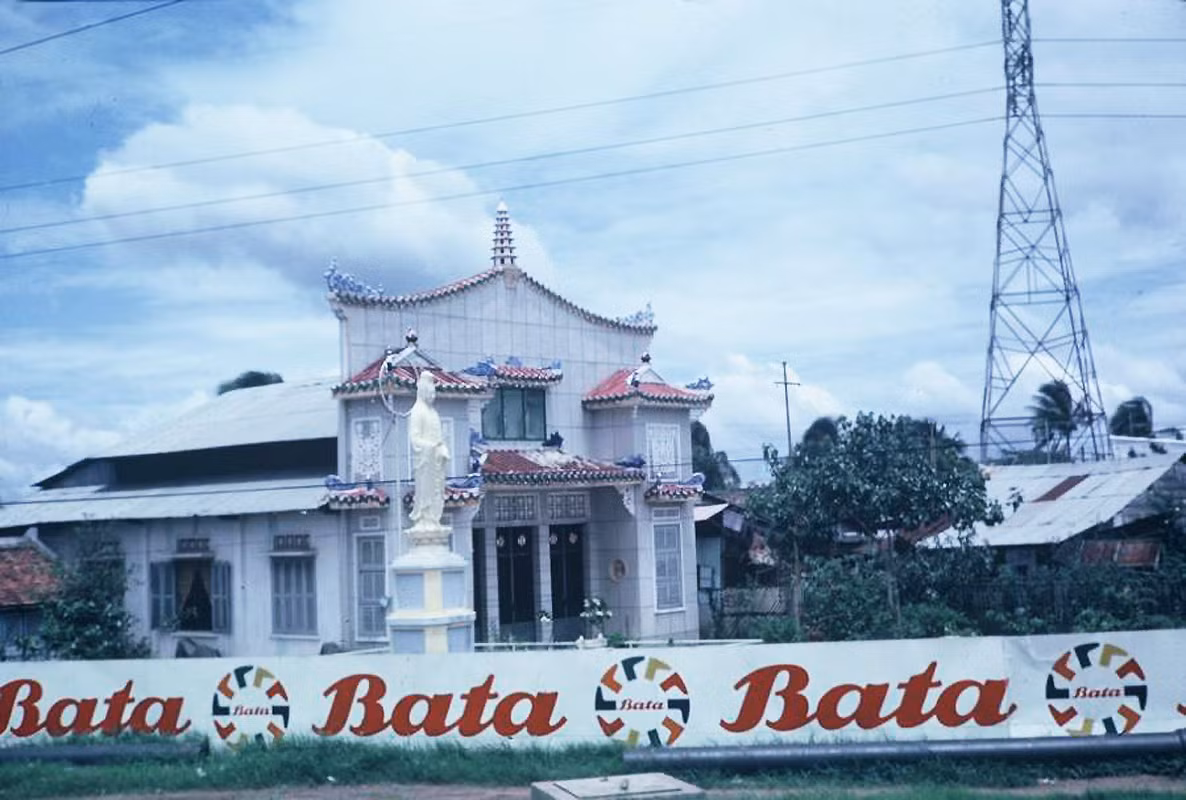 Sài Gòn 1967. Ngôi chùa này không có gì đặc biệt, nhưng vì nó nằm ngay ngã tư Hàng Xanh, là giao lộ quan trọng bậc nhất của Sài Gòn thời bấy giờ, nơi nhiều đoàn quân của Mỹ đi qua nên có rất nhiều hình về địa danh này. Ảnh. Rich Lemonds. Sài Gòn 1967. Ngôi chùa này không có gì đặc biệt, nhưng vì nó nằm ngay ngã tư Hàng Xanh, là giao lộ quan trọng bậc nhất của Sài Gòn thời bấy giờ, nơi nhiều đoàn quân của Mỹ đi qua nên có rất nhiều hình về địa danh này. Ảnh. Rich Lemonds.