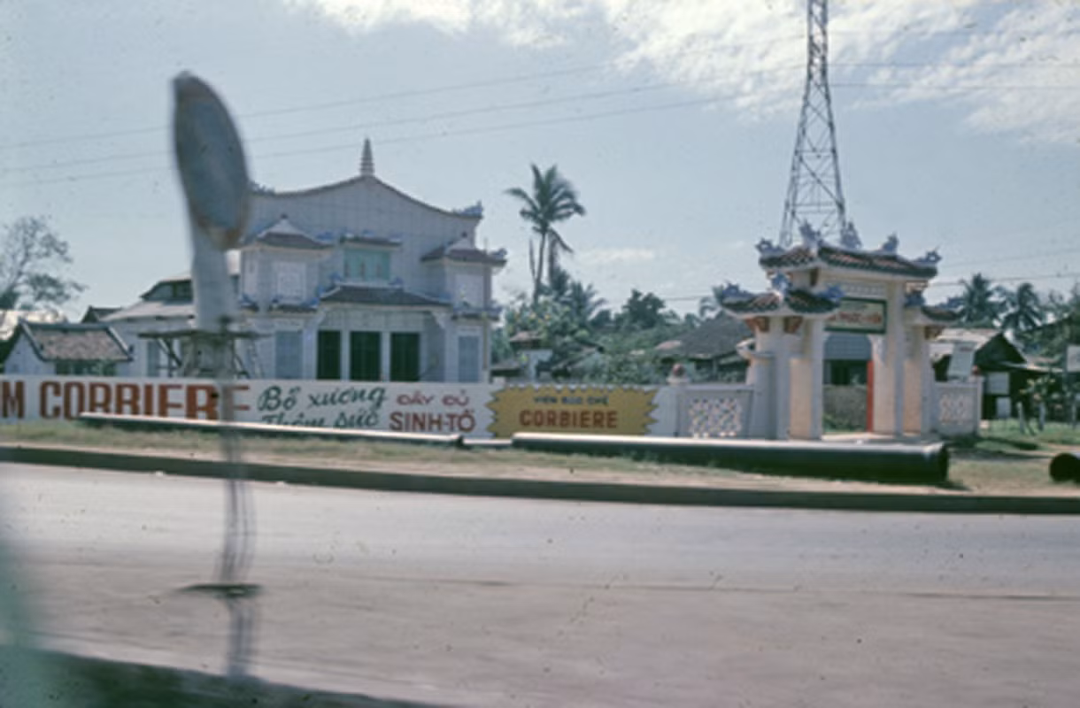 Chùa Phước Viên - ngã tư Hàng Xanh. Ảnh..Darryl Henley. Chùa Phước Viên - ngã tư Hàng Xanh. Ảnh..Darryl Henley.