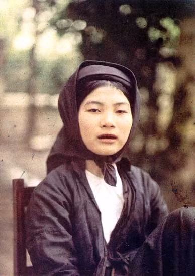 ...Có thể bà mẹ luống tuổi, bước đi khoan thai, không gõ guốc cồm cộp, không kéo lê đôi dép quèn quẹt, ngay gót chân đã nhăn nheo cũng không bao giờ chị để lem luốc đất cát. Tà áo chỉ là vải thường cũng phẳng phiu, gọn ghẽ, kín đáo, nhất là sạch sẽ. Lâu nay ít người mặc áo vá, hoạ chăng mặc trong nhà, còn ra đường nét tề chỉnh là đặc trưng cho phụ nữ Hà Nội. Sang mà không loè loẹt, đẹp mà không lố lăng. Trong ảnh: Cô gái Bắc kỳ nhuộm răng đen, 1915. ...Có thể bà mẹ luống tuổi, bước đi khoan thai, không gõ guốc cồm cộp, không kéo lê đôi dép quèn quẹt, ngay gót chân đã nhăn nheo cũng không bao giờ chị để lem luốc đất cát. Tà áo chỉ là vải thường cũng phẳng phiu, gọn ghẽ, kín đáo, nhất là sạch sẽ. Lâu nay ít người mặc áo vá, hoạ chăng mặc trong nhà, còn ra đường nét tề chỉnh là đặc trưng cho phụ nữ Hà Nội. Sang mà không loè loẹt, đẹp mà không lố lăng. Trong ảnh: Cô gái Bắc kỳ nhuộm răng đen, 1915.