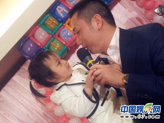 Hoàng Tân và cha Hoàng Hữu Long. Hoàng Tân và cha Hoàng Hữu Long.
