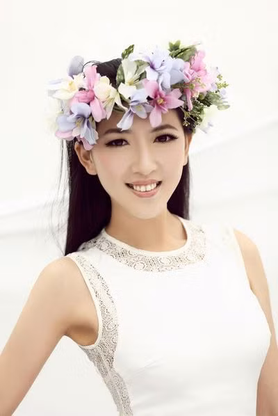 SBD 03 Vương Thông, chiều cao 1,72m, đến từ Yên Đài. Hiện cô là sinh viên Học viện Công nghệ Hạ Môn.
