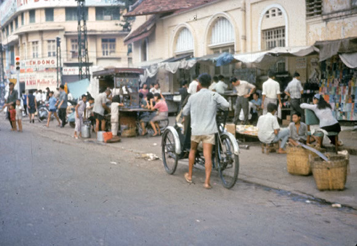 Chợ trời ở Sài Gòn, bên hông Bưu điện Q1. Bộ sưu tập ảnh của. Darryl Henley. Chợ trời ở Sài Gòn, bên hông Bưu điện Q1. Bộ sưu tập ảnh của. Darryl Henley.