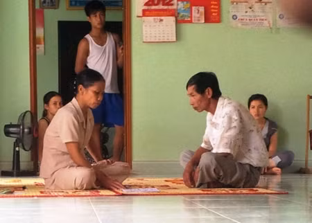 “Thầy” Phạm Thị Hường, ở thôn Xuân Lâm, xã Triệu Nguyên, huyện miền núi Đakrông (Quảng Trị) đã hành nghề chữa bách bệnh bằng cách lên đồng. Theo đó, thầy Hường thực hiện những động tác nhào lộn, chỉ thiên, ấn huyệt lần lượt được phô diễn điệu nghệ, thậm chí mỗi lúc mỗi mạnh hơn, hăng hái hơn khi biết ống kính máy ảnh hướng về phía mình. “Thầy” Phạm Thị Hường, ở thôn Xuân Lâm, xã Triệu Nguyên, huyện miền núi Đakrông (Quảng Trị) đã hành nghề chữa bách bệnh bằng cách lên đồng. Theo đó, thầy Hường thực hiện những động tác nhào lộn, chỉ thiên, ấn huyệt lần lượt được phô diễn điệu nghệ, thậm chí mỗi lúc mỗi mạnh hơn, hăng hái hơn khi biết ống kính máy ảnh hướng về phía mình.