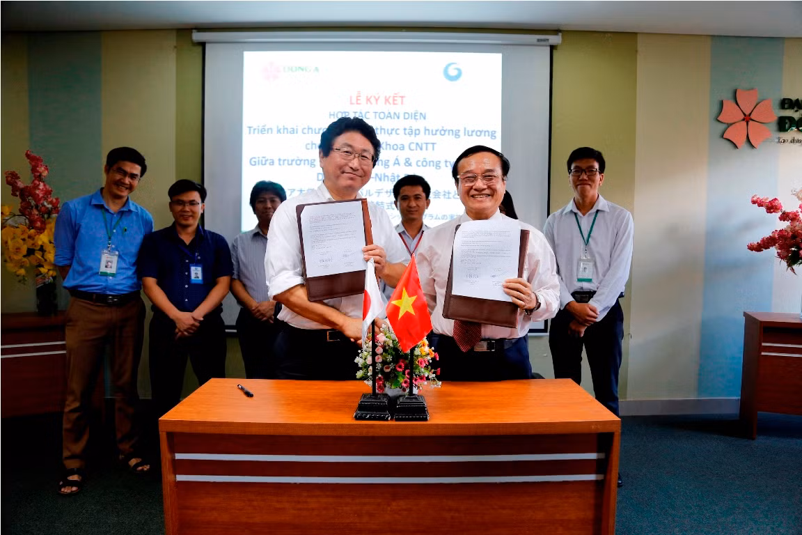 Trường Đại học Đông Á hợp tác với doanh nghiệp công nghệ thông tin tìm kiếm đầu ra cho sinh viên. Trường Đại học Đông Á hợp tác với doanh nghiệp công nghệ thông tin tìm kiếm đầu ra cho sinh viên.