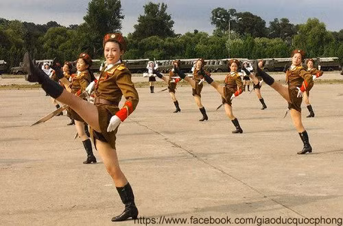 Xem chân ai thẳng hơn