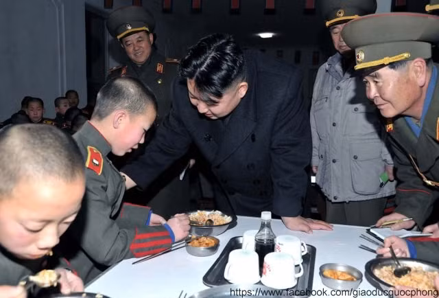 Thời gian gần đây Kim Jong Un liên tục đi thăm các đơn vị quân đội, đặc biệt sau khi Chủ tịch Kim Jong Il – cha ông qua đời.