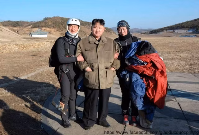 Thời gian gần đây Kim Jong Un liên tục đi thăm các đơn vị quân đội, đặc biệt sau khi Chủ tịch Kim Jong Il – cha ông qua đời.