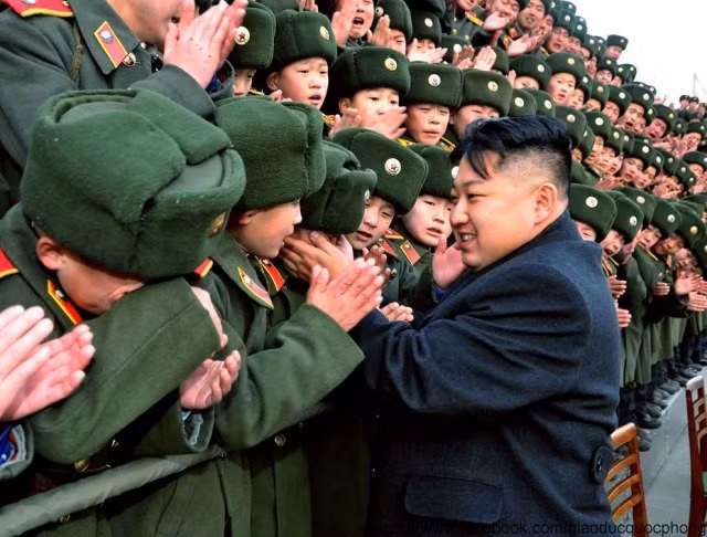 Thời gian gần đây Kim Jong Un liên tục đi thăm các đơn vị quân đội, đặc biệt sau khi Chủ tịch Kim Jong Il – cha ông qua đời.