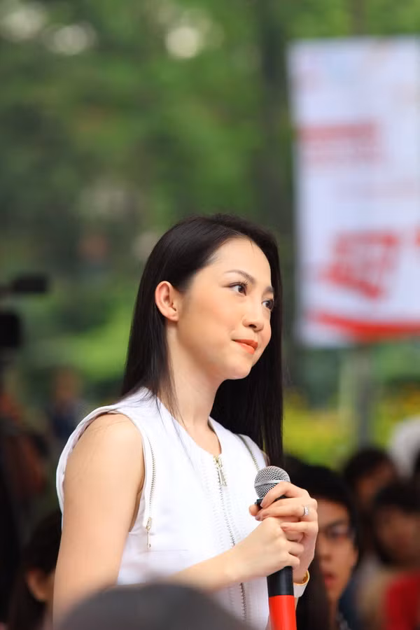 Nghệ sĩ múa Linh Nga cũng có mặt trong buổi phát động. Cô thu hút mọi người bởi sự đằm thắm, dịu dàng. Linh Nga cũng thay mặt các nghệ sĩ để phát biểu và chia sẻ về ý nghĩa của chương trình.