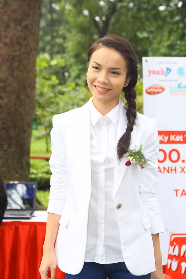 Yến Trang kín đáo trong chiếc vest trắng.