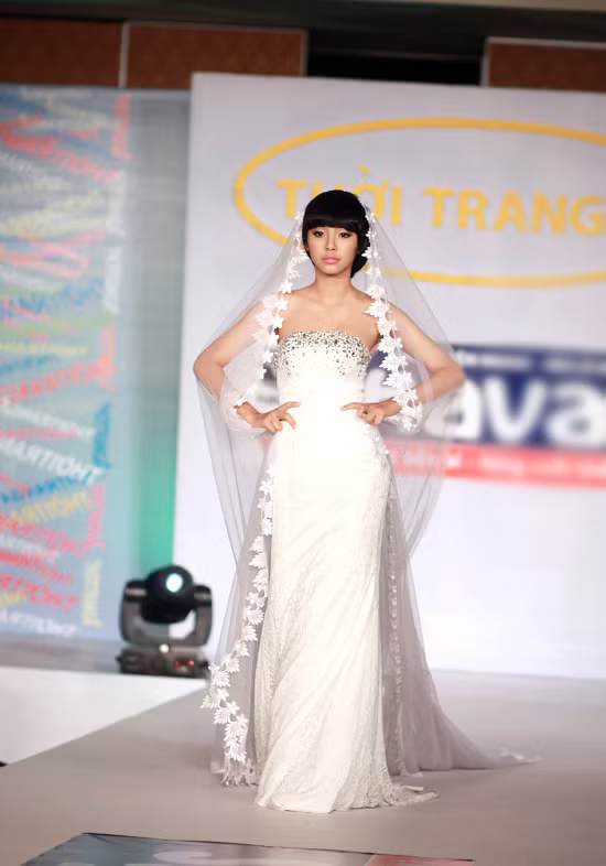 Sưu tập "Vẻ đẹp thanh xuân" gồm các thiết kế dạ hội và váy cưới thể hiện sự thanh thoát, bay bổng trên từng đường nét, tạo nên sự mềm mại theo những đường cong của thiếu nữ. Gam màu hồng phấn, hồng dâu, hồng da (nude) với tông màu trắng tinh khôi được chọn làm chủ đạo. Ngoài ra, pha trộn những họa tiết đính đá, cườm, kim sa, pha lê là kỹ thuật tạo hình tinh xảo với những đường xếp nếp khéo léo với điểm nhấn sử dụng chất liệu ren cổ điển. Sưu tập "Vẻ đẹp thanh xuân" gồm các thiết kế dạ hội và váy cưới thể hiện sự thanh thoát, bay bổng trên từng đường nét, tạo nên sự mềm mại theo những đường cong của thiếu nữ. Gam màu hồng phấn, hồng dâu, hồng da (nude) với tông màu trắng tinh khôi được chọn làm chủ đạo. Ngoài ra, pha trộn những họa tiết đính đá, cườm, kim sa, pha lê là kỹ thuật tạo hình tinh xảo với những đường xếp nếp khéo léo với điểm nhấn sử dụng chất liệu ren cổ điển.