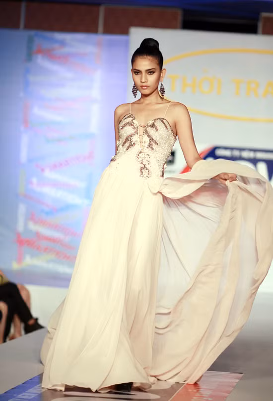 Trương Thị May cũng góp mặt trình diễn bộ sưu tập này. Trương Thị May cũng góp mặt trình diễn bộ sưu tập này.
