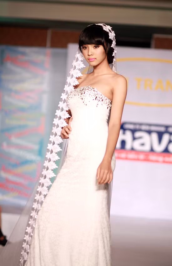 Khi diện các thiết kế áo cưới và dạ hội của hai nhà tạo mẫu Bảo Thạch và Dương Văn Ngời, "mẫu nhí" thu hút các ống kính bởi gương mặt trong sáng và thân hình mảnh dẻ. Khi diện các thiết kế áo cưới và dạ hội của hai nhà tạo mẫu Bảo Thạch và Dương Văn Ngời, "mẫu nhí" thu hút các ống kính bởi gương mặt trong sáng và thân hình mảnh dẻ.